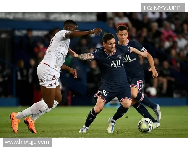 当足球巨星赛场突遇笑场瞬间观众席与队友全被欢乐感染