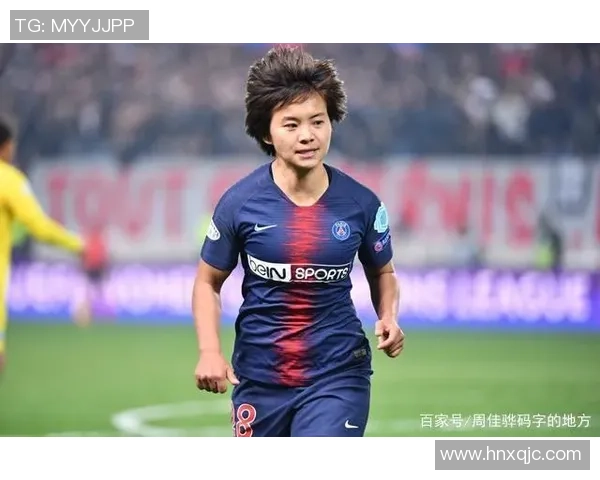 美女偶遇足球球星现场互动瞬间引发粉丝狂热反应惊艳全场